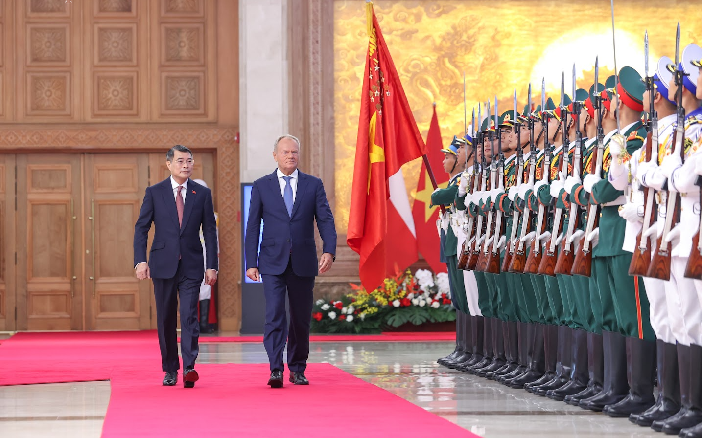Polish Prime Minister Donald Tusk accorded official wecome ceremony in Ha Noi