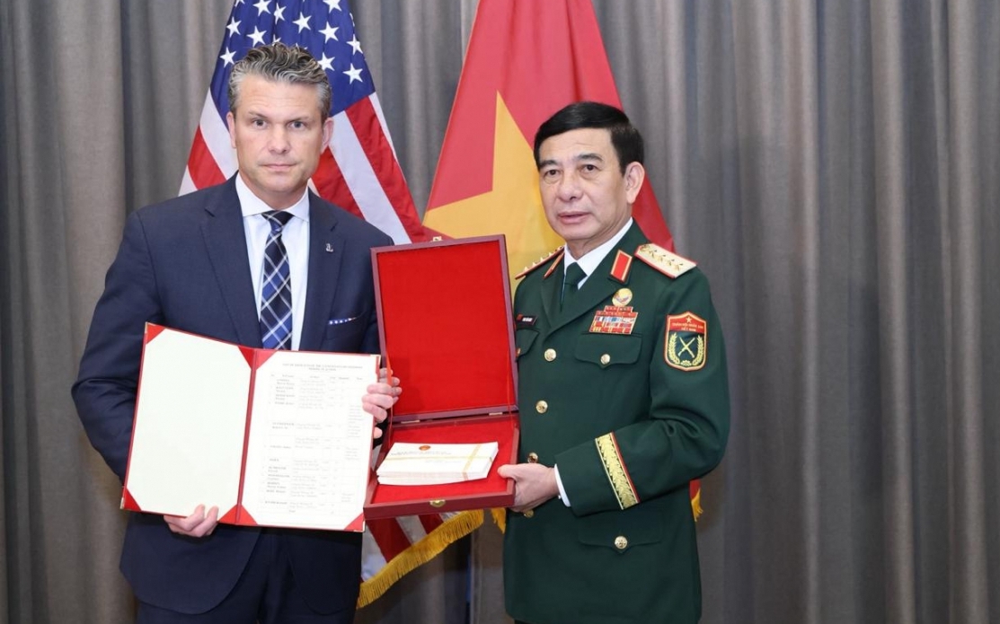 Phan Van Giang meets U.S. Secretary of War Pete Hegseth in Cebu
