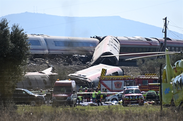 Leaders sends condolences to Spain over deadly train accident - Ảnh 1.