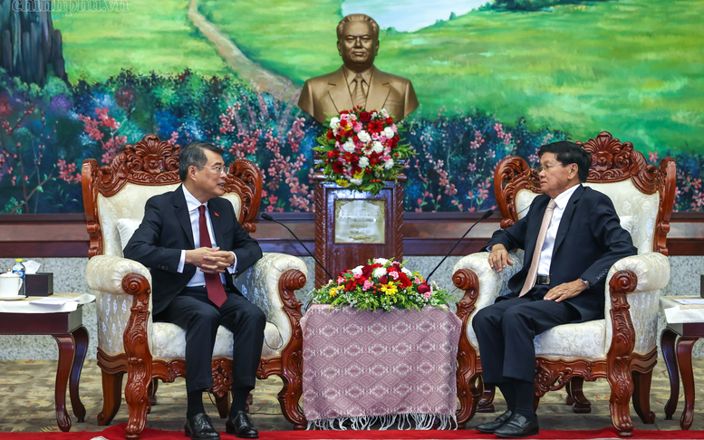 Prime Minister meets Lao General Secretary and President in Vientiane