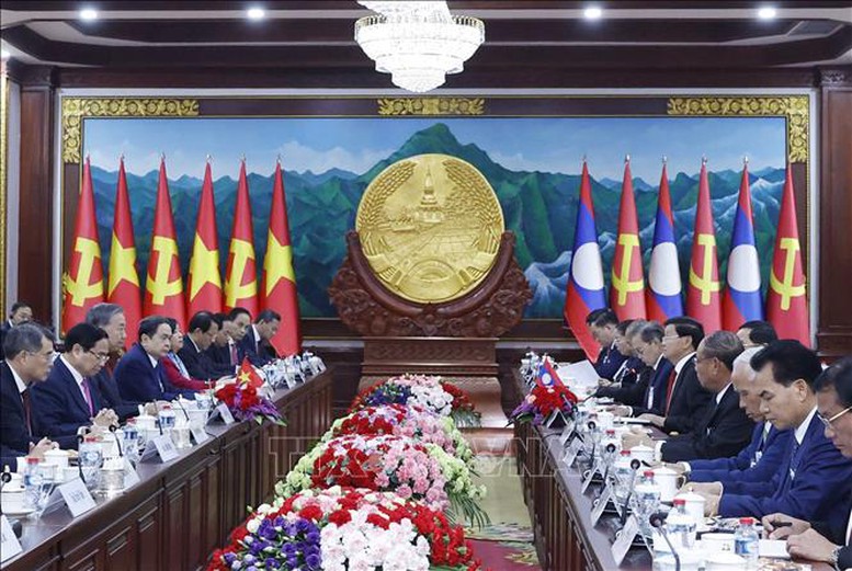 Top Vietnamese, Lao leaders hold summit meeting in Vientiane