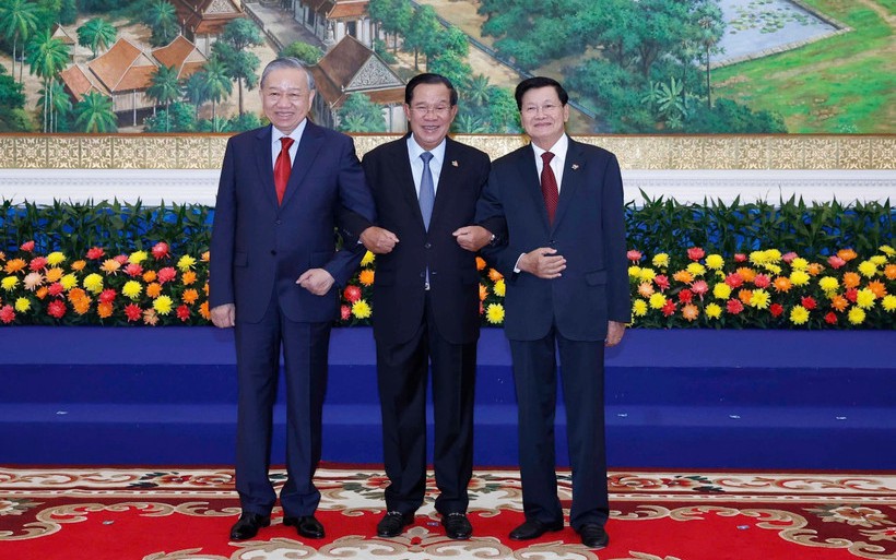 Party chiefs of Viet Nam, Laos, Cambodia meet in Phnom Penh