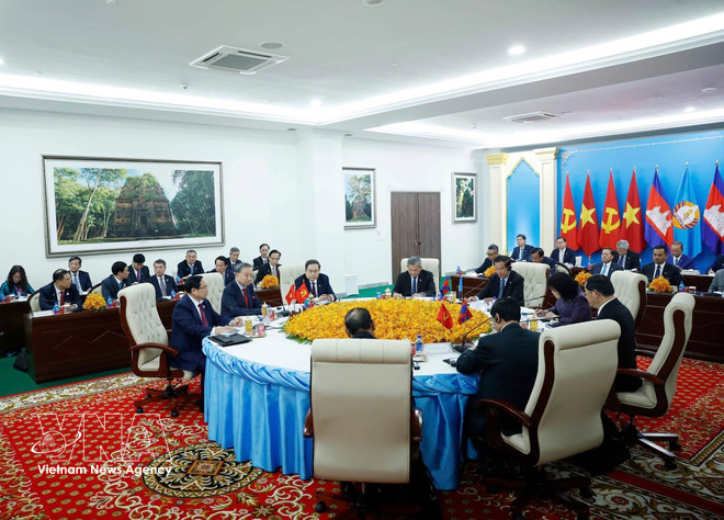 Party chiefs of Viet Nam, Laos, Cambodia meet in Phnom Penh- Ảnh 2. Party chiefs of Viet Nam, Laos, Cambodia meet in Phnom Penh- Ảnh 2.
