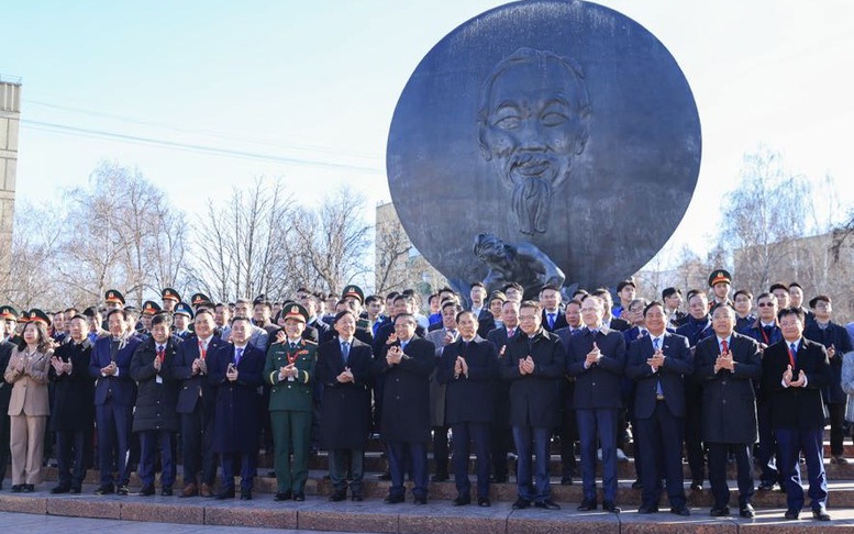 Prime Minister pays floral tribute to President Ho Chi Minh in Russia