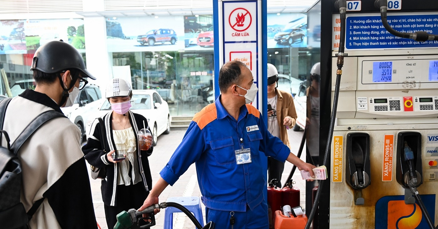 Environmental protection taxes on fuels temporarily removed to curb price hikes- Ảnh 1. Environmental protection taxes on fuels temporarily removed to curb price hikes- Ảnh 1.