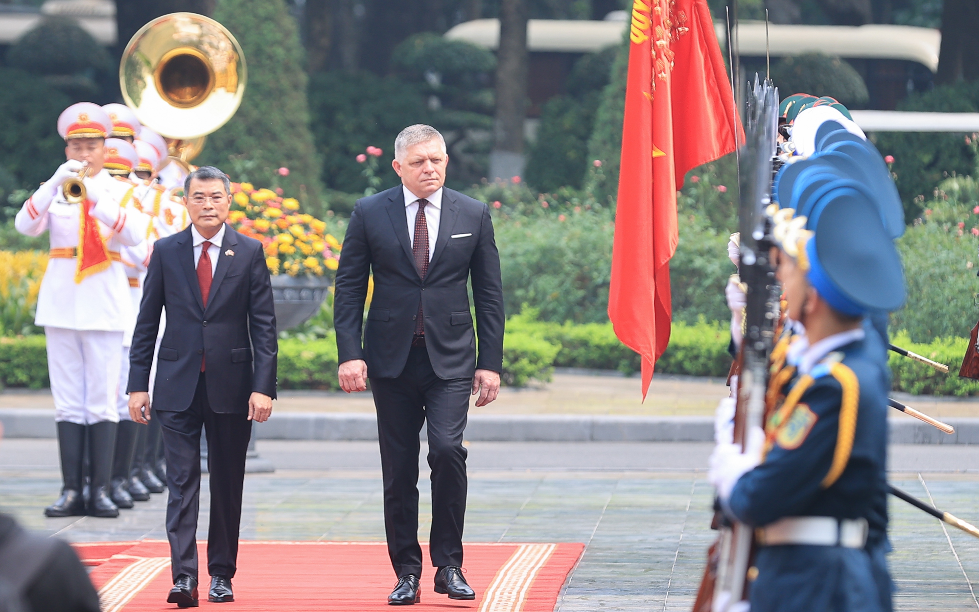 Prime Minister Le Minh Hung hosts official welcome ceremony for Slovak counterpart Robert Fico