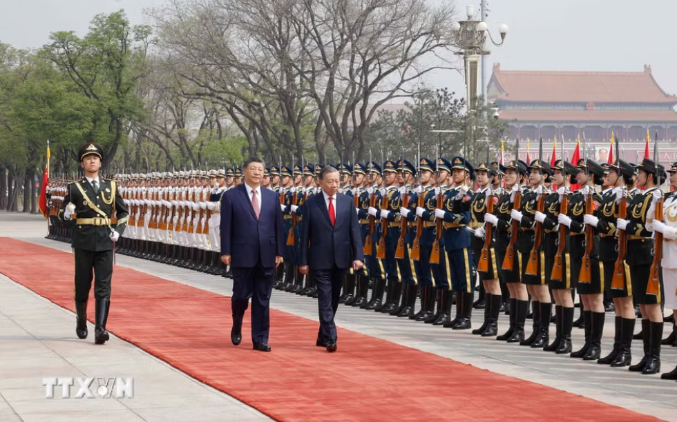 Top Party and State leaders of Viet Nam and China hold talks in Beijing