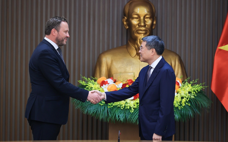 Prime Minister Le Minh Hung hosts top Estonian diplomat