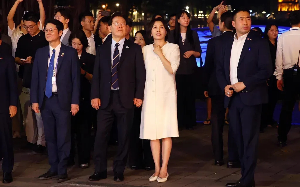 South Korean President Lee Jae Myung, spouse enjoy Ha Noi cuisines