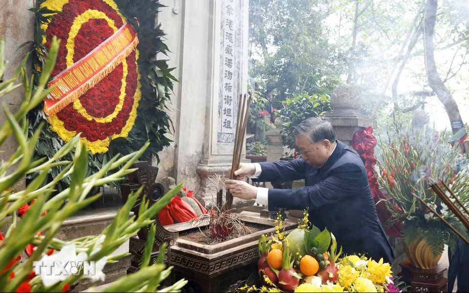 Top leader offers incense in commemoration of Hung Kings in Phu Tho