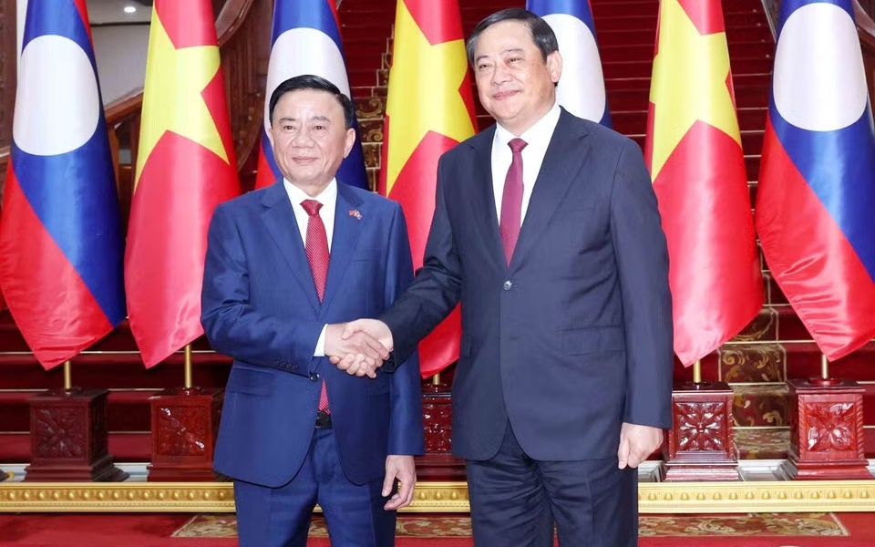 Politburo member Tran Cam Tu meets Lao Prime Minister in Vientiane