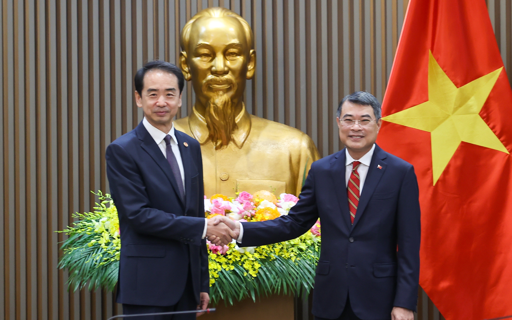 Prime Minister Le Minh Hung hosts reception for Chinese Ambassador