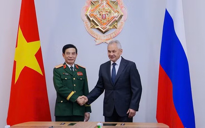 Phan Van Giang meets Sergei Shoigu in Moscow