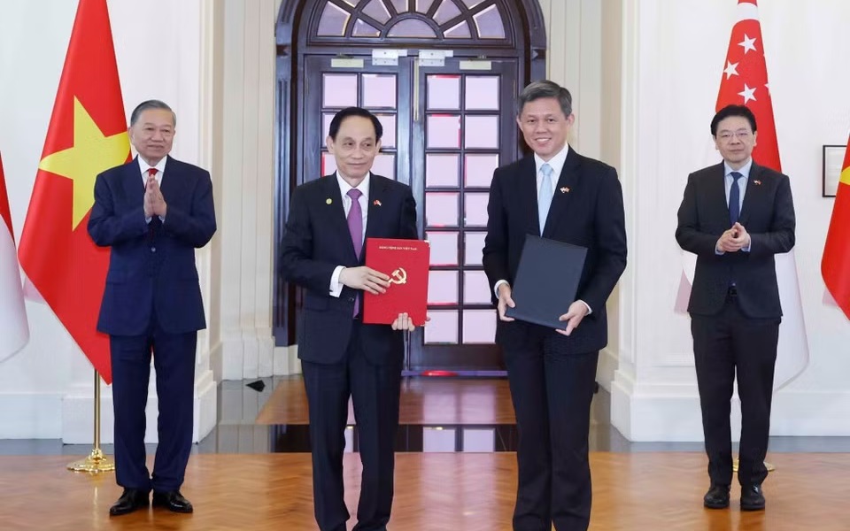 Viet Nam, Singapore sign cooperation agreements