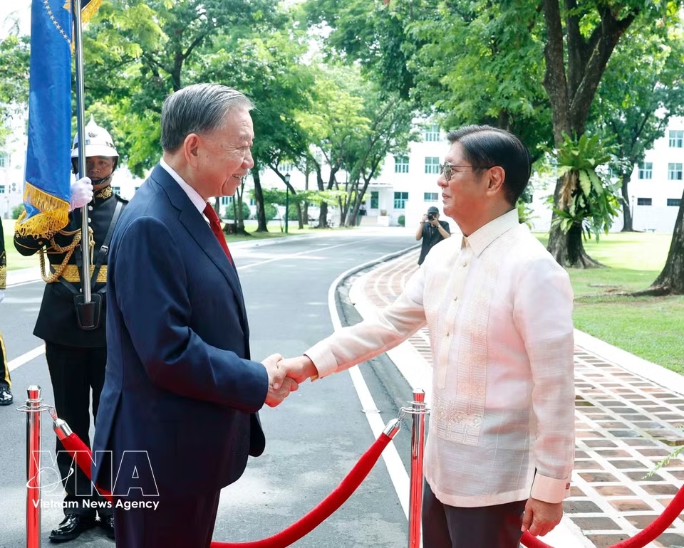 General Secretary, President To Lam accorded official welcome ceremony in Philippines- Ảnh 1.
