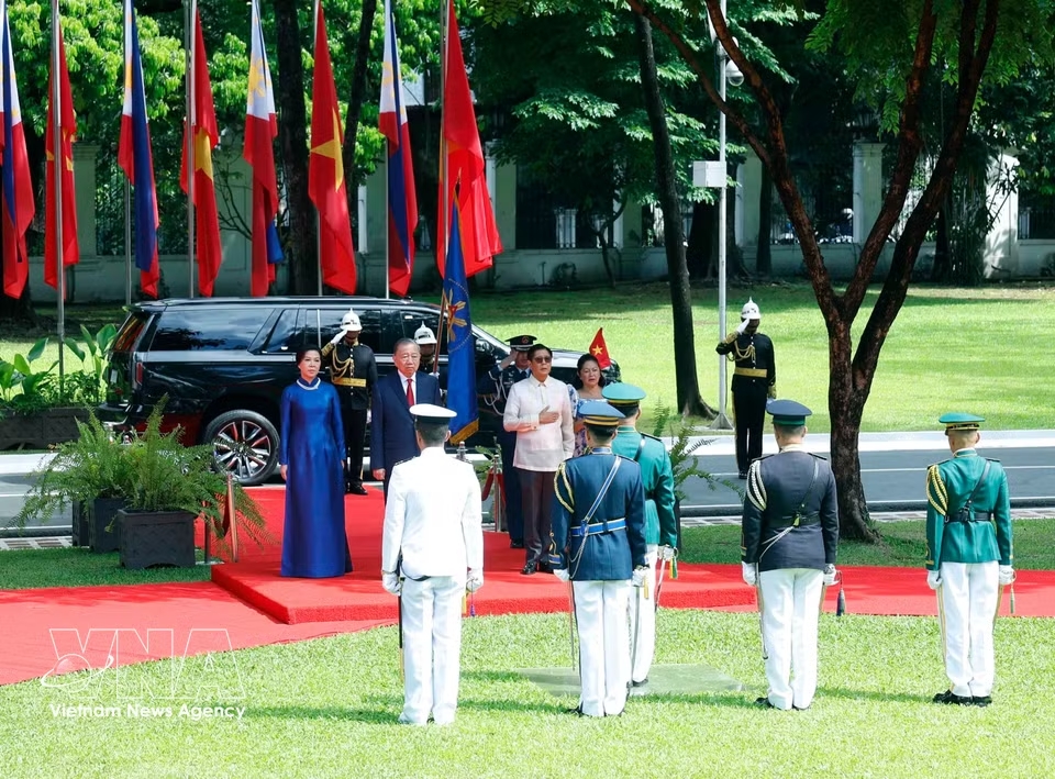 General Secretary, President To Lam accorded official welcome ceremony in Philippines- Ảnh 3.