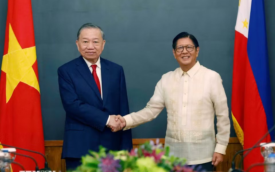Top Vietnamese leader holds talks with Philippine President in Manila