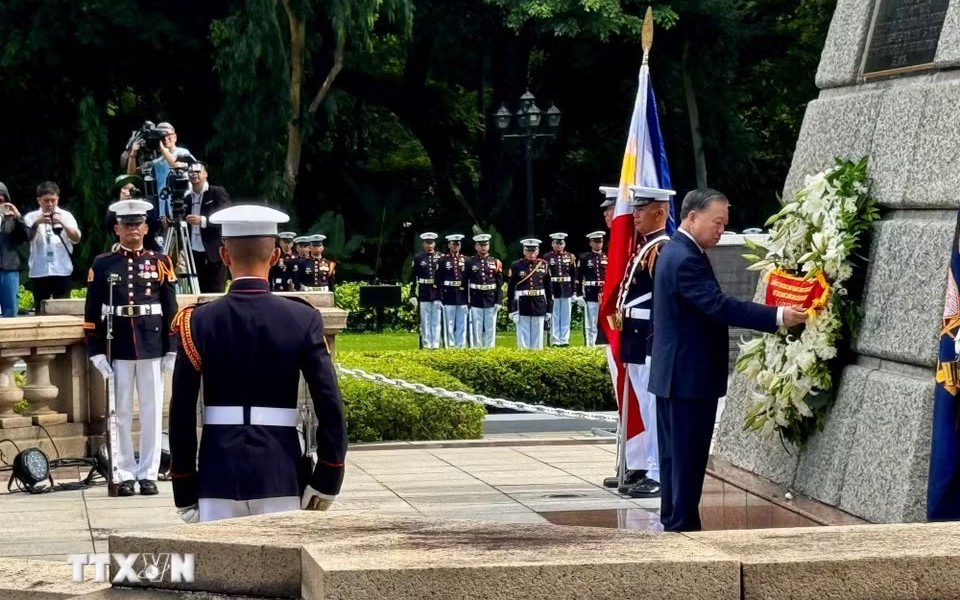 Top Vietnamese leader pays tribute to Philippine national hero Jose Rizal