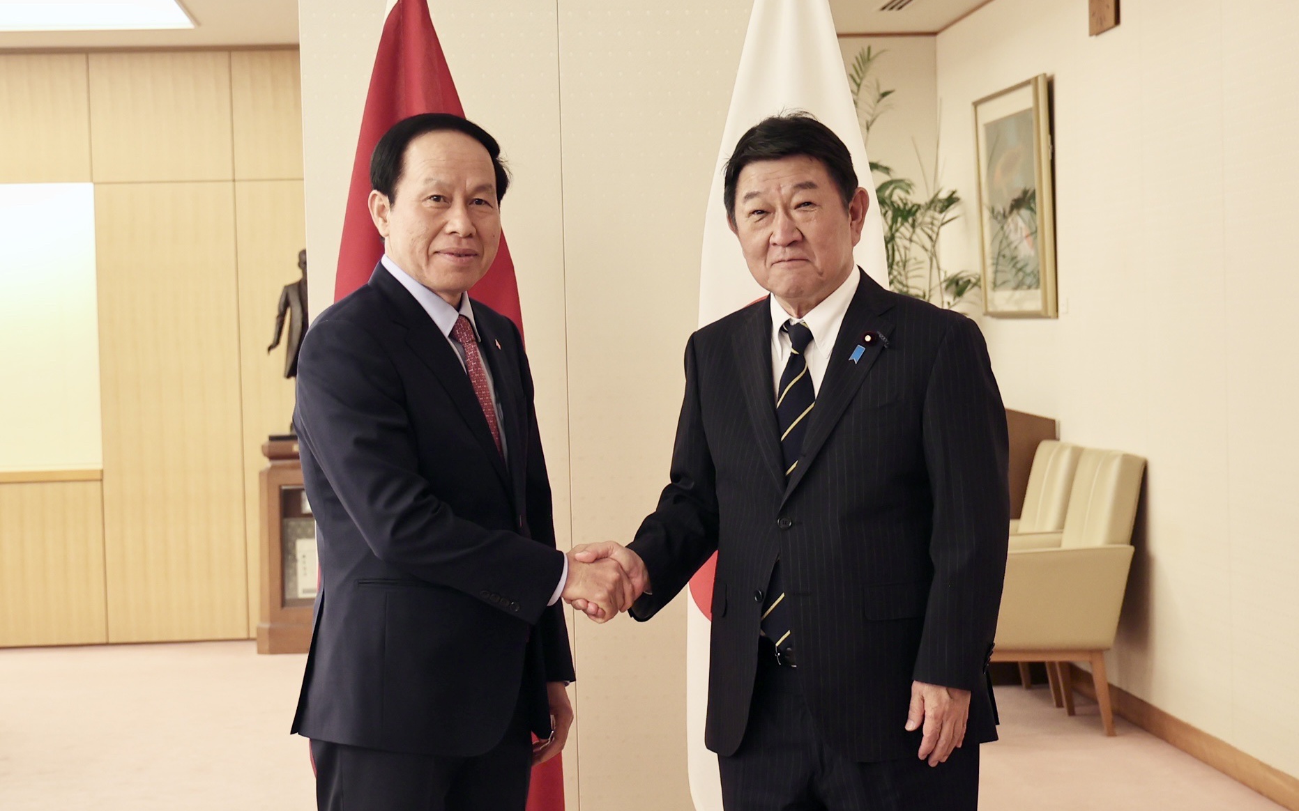 Deputy Prime Minister Le Tien Chau meets Japanese Foreign Minister Motegi Toshimitsu