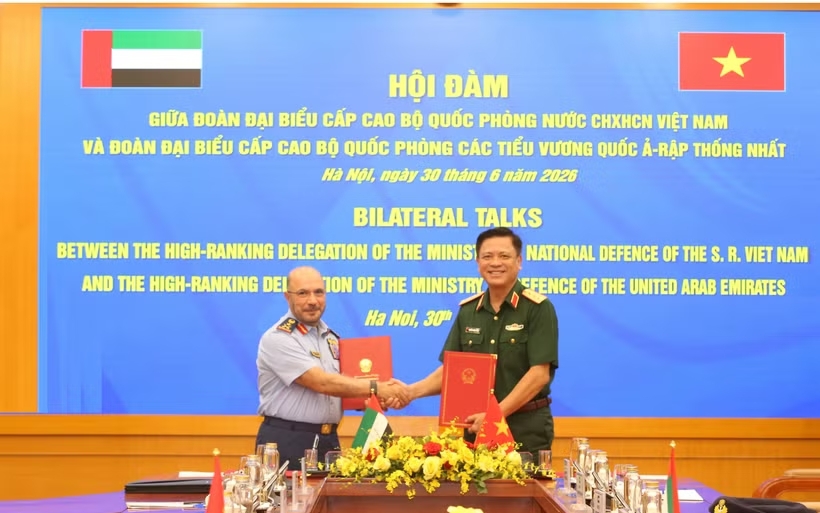 Viet Nam, UAE sign MoU on defense industry cooperation
