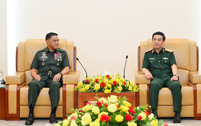 Deputy PM Phan Van Giang receives Chief of Staff of Philippine Armed Forces