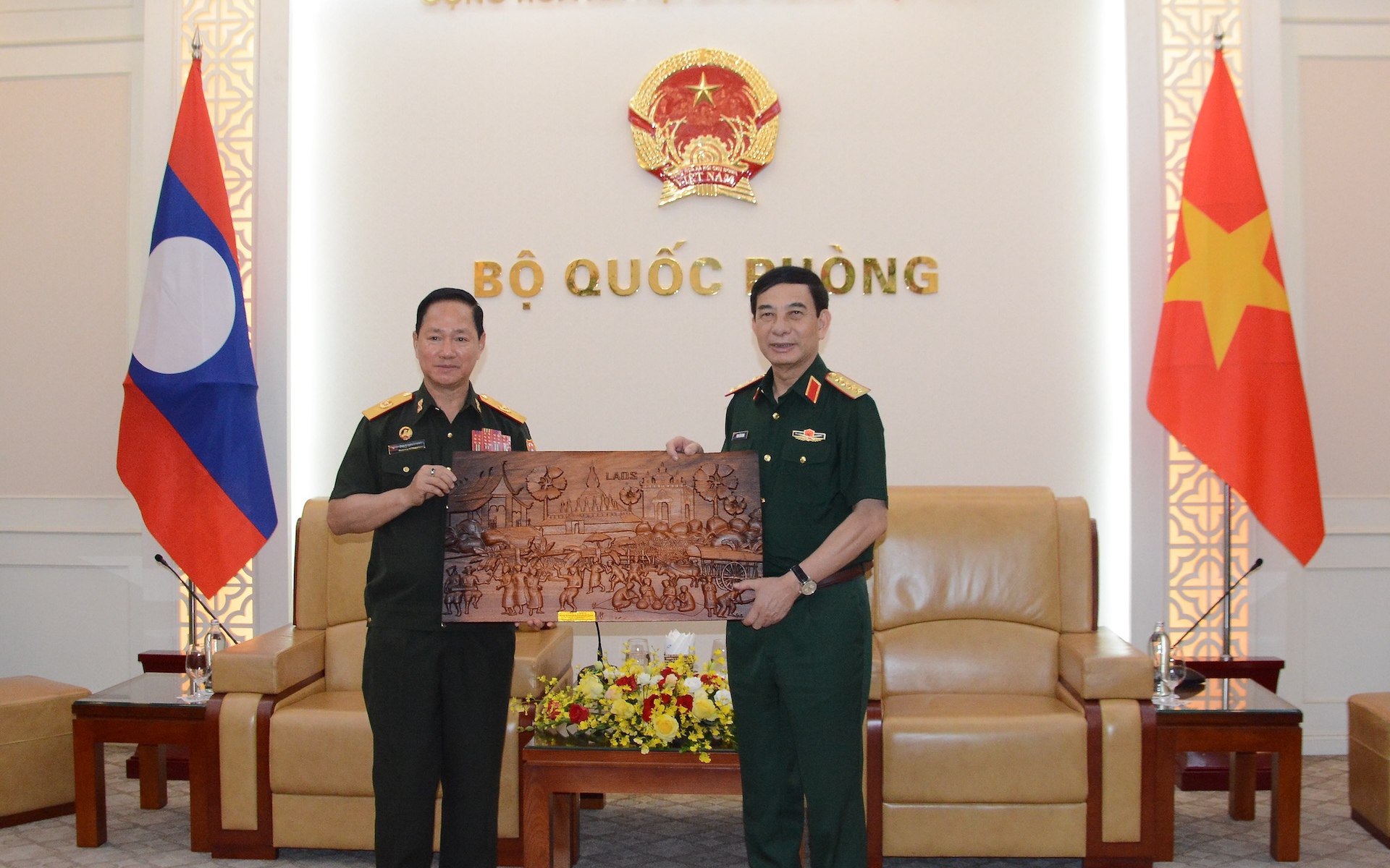Viet Nam invites Laos to participate in 3rd International Defense Expo