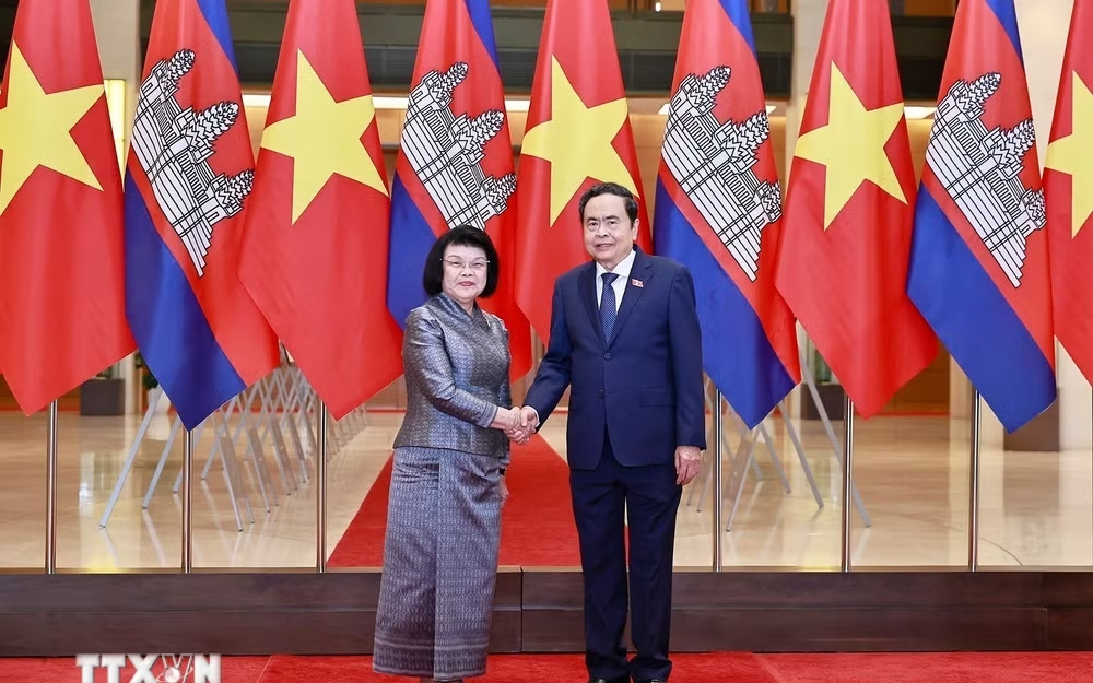 Top Vietnamese, Cambodian legislators hold talks in Ha Noi