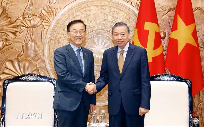 Top Vietnamese leader receives Korean minister