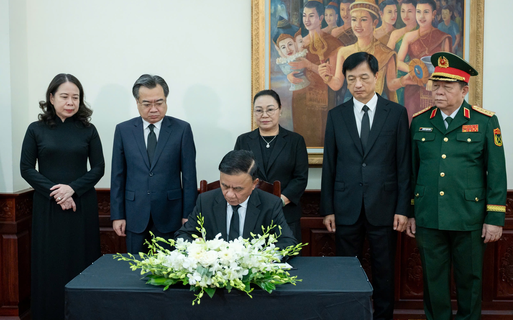 Vietnamese leaders pay respects to President of Lao National Assembly