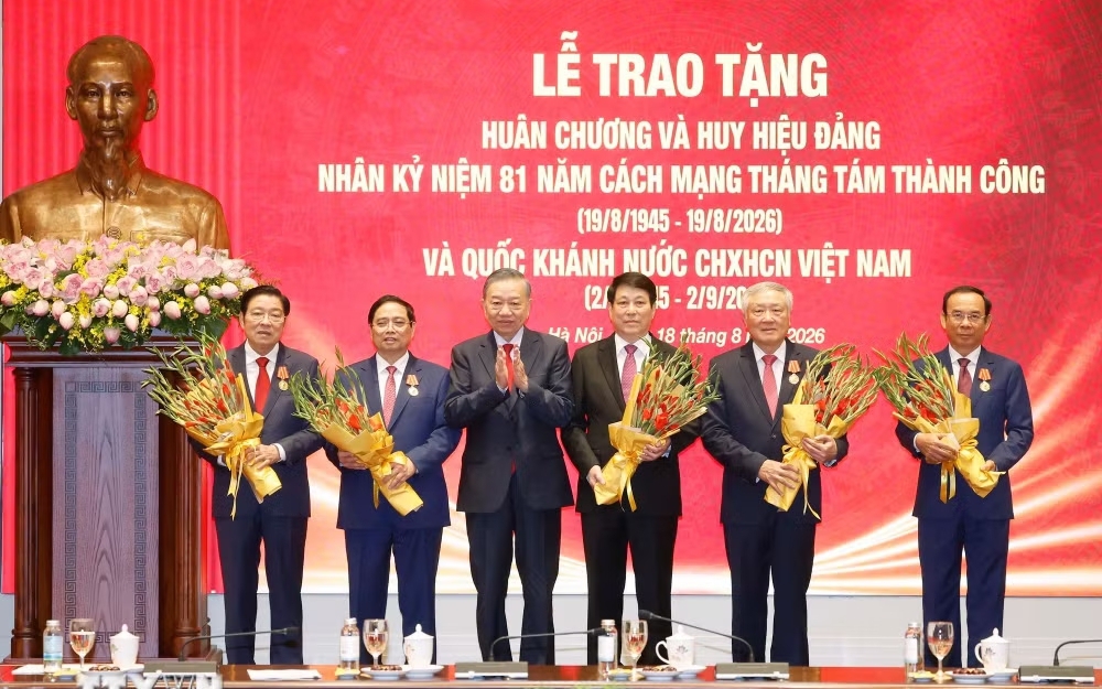 Top leader presents Ho Chi Minh Order to five former Politburo members