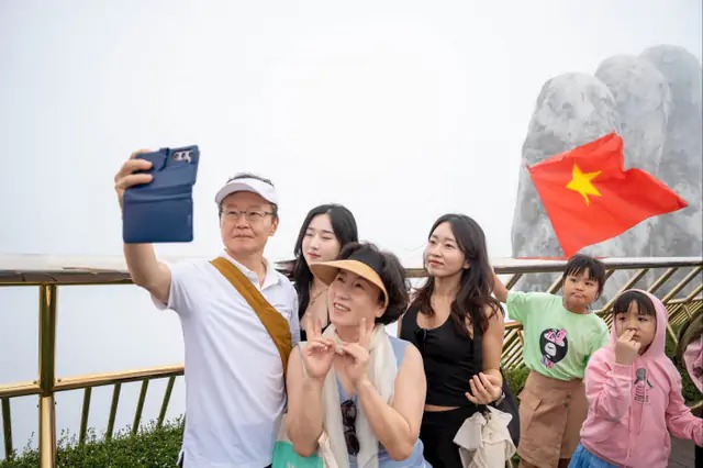 Viet Nam welcomes nearly 14 million foreign arrivals in January-July period- Ảnh 1.