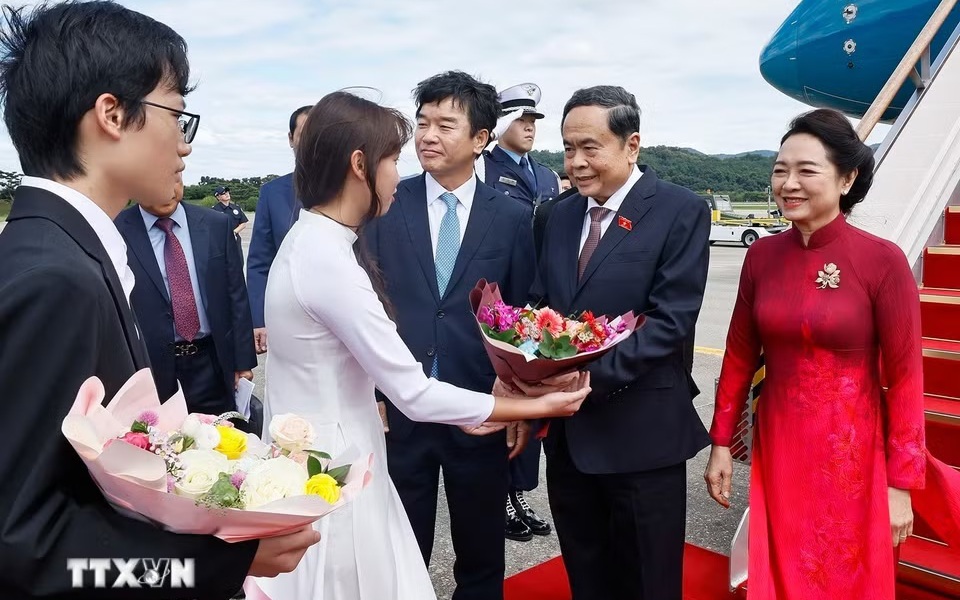 Top legislator begins official visit to South Korea