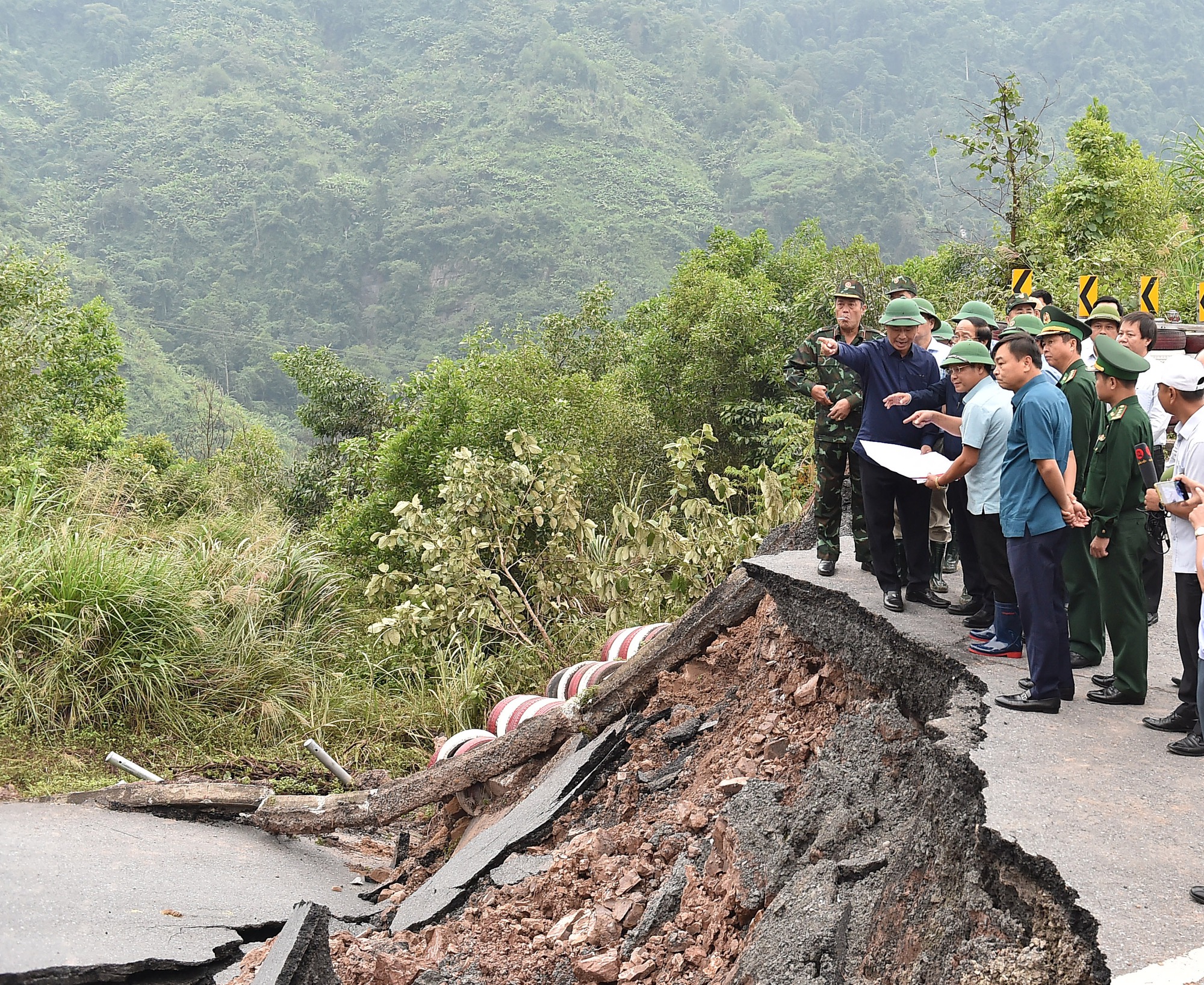 Chùm ảnh: Phó Thủ tướng Lê Văn Thành kiểm tra công tác khắc phục hậu quả mưa lũ tại miền Trung - Ảnh 4.