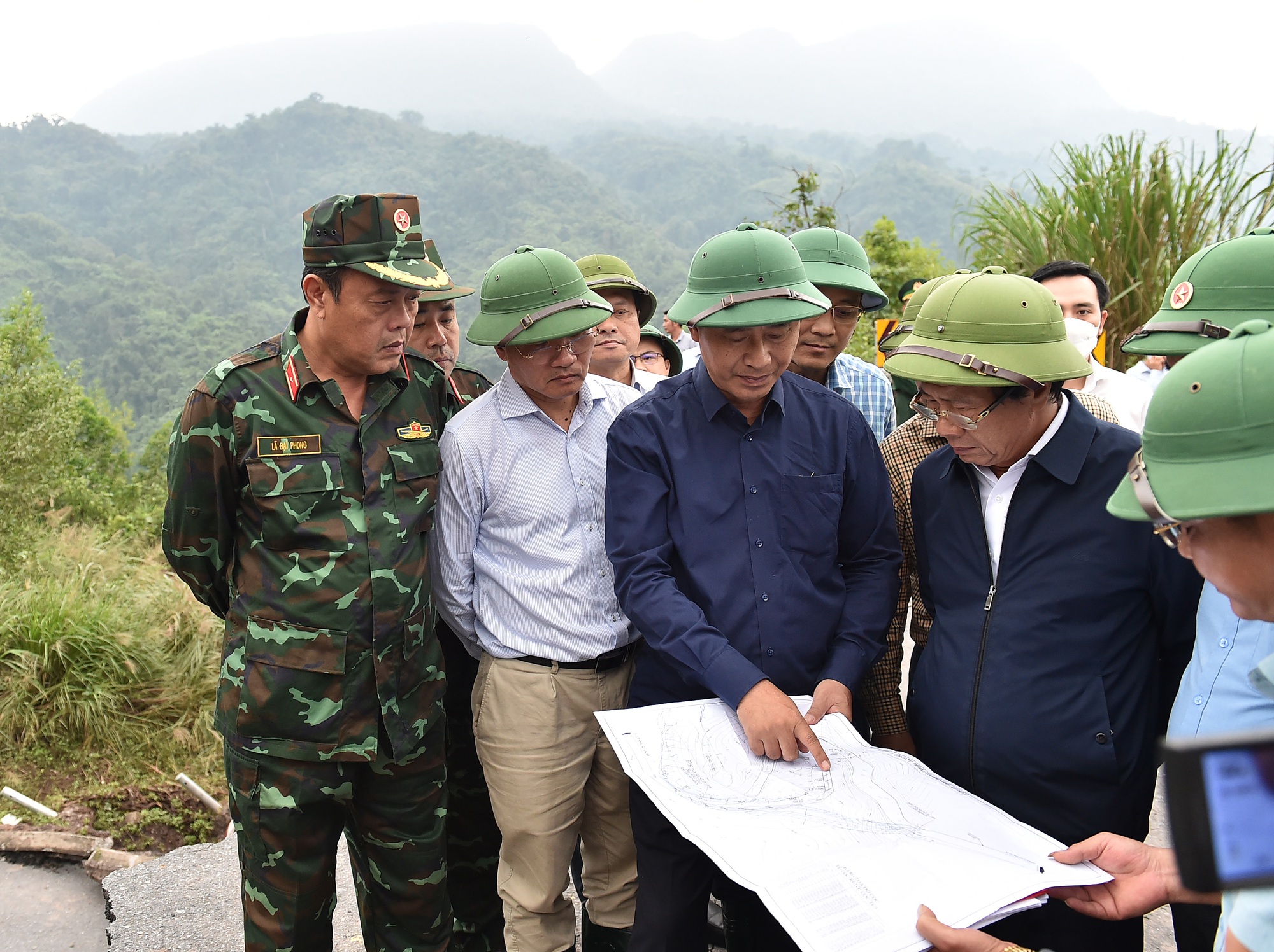 Chùm ảnh: Phó Thủ tướng Lê Văn Thành kiểm tra công tác khắc phục hậu quả mưa lũ tại miền Trung - Ảnh 1.
