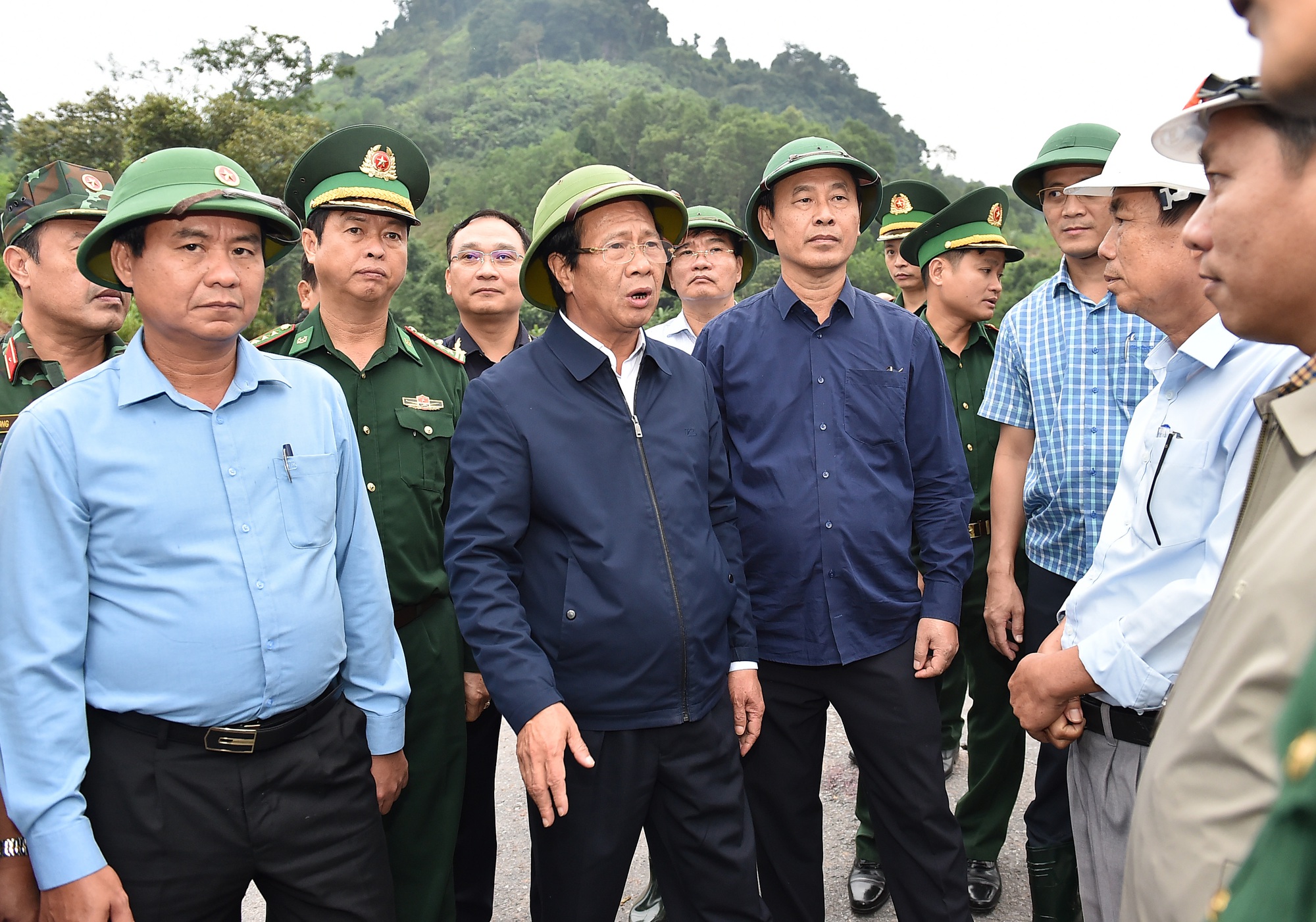 Chùm ảnh: Phó Thủ tướng Lê Văn Thành kiểm tra công tác khắc phục hậu quả mưa lũ tại miền Trung - Ảnh 5.