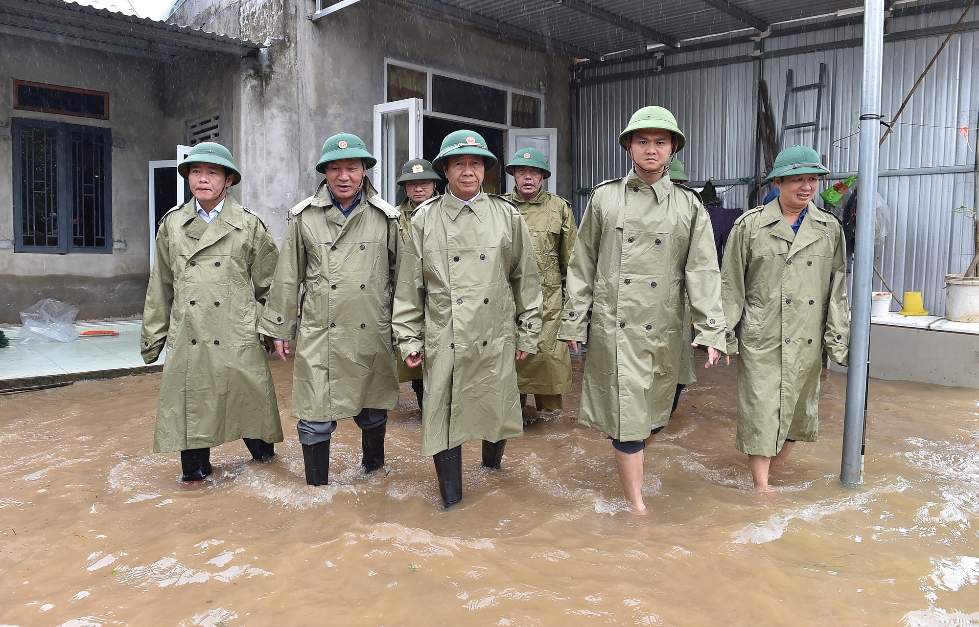 Chùm ảnh: Phó Thủ tướng Lê Văn Thành kiểm tra công tác khắc phục hậu quả mưa lũ tại miền Trung - Ảnh 11.