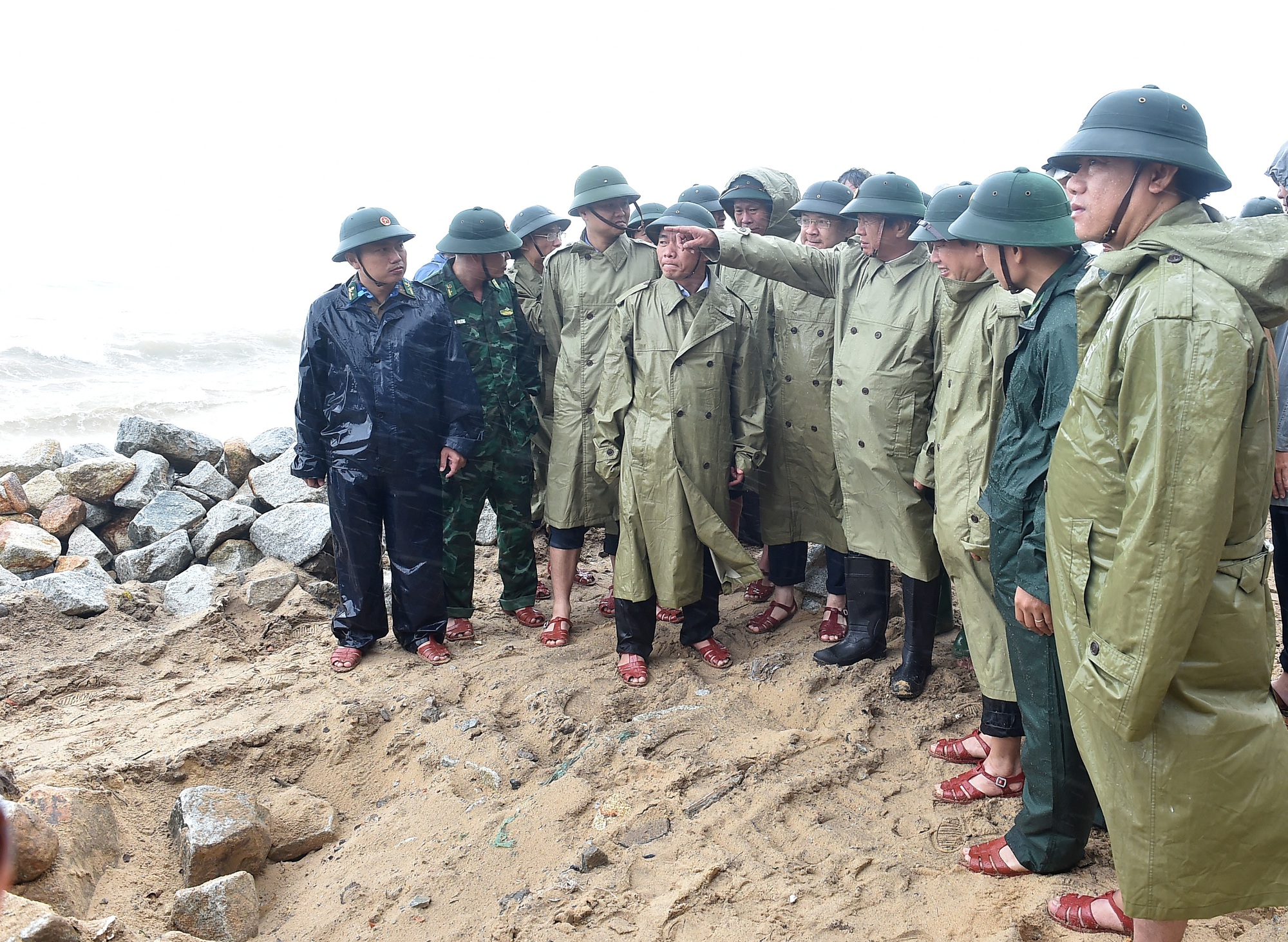 Chùm ảnh: Phó Thủ tướng Lê Văn Thành kiểm tra công tác khắc phục hậu quả mưa lũ tại miền Trung - Ảnh 16.