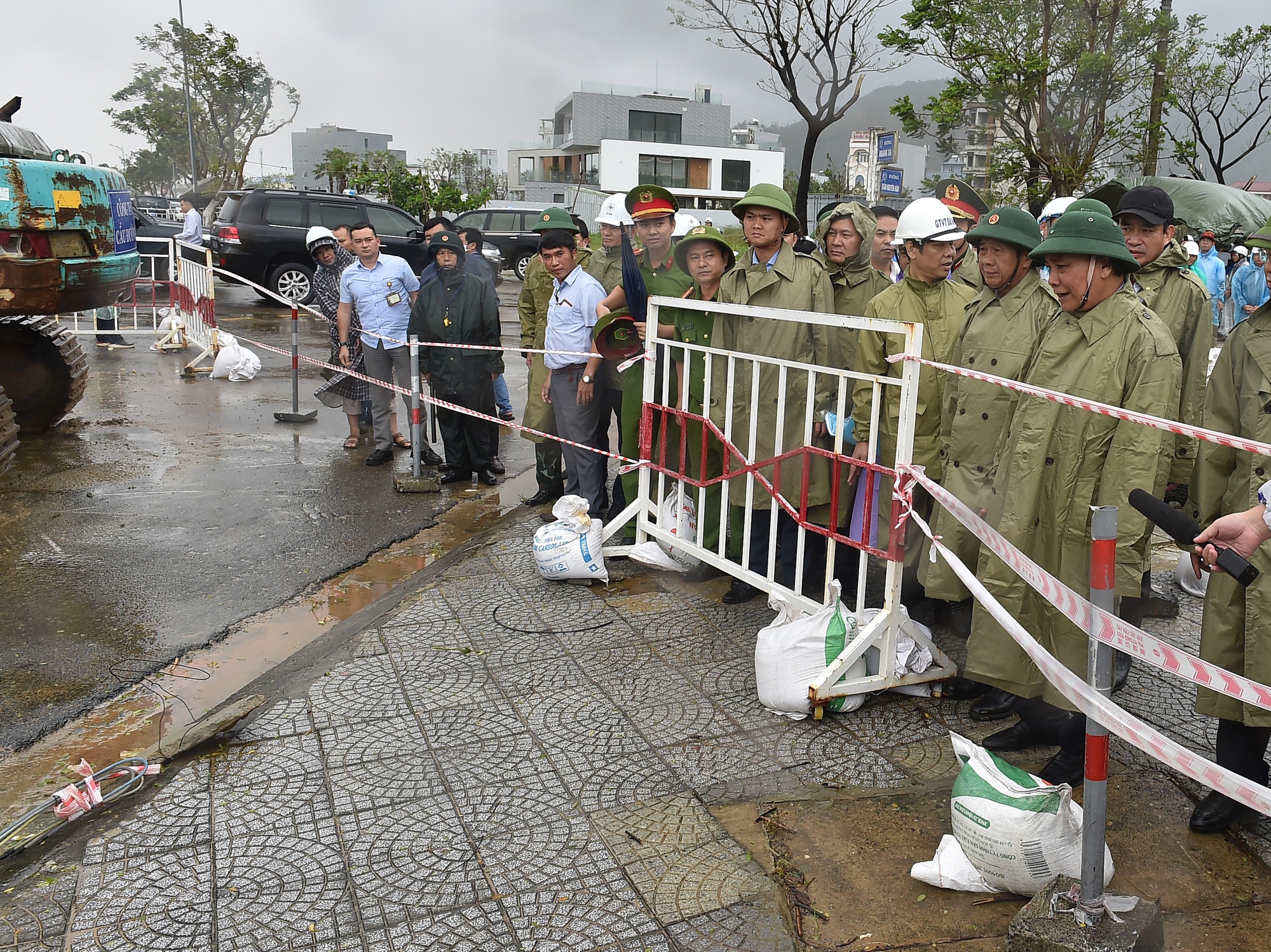 Chùm ảnh: Phó Thủ tướng Lê Văn Thành kiểm tra công tác khắc phục hậu quả mưa lũ tại miền Trung - Ảnh 19.