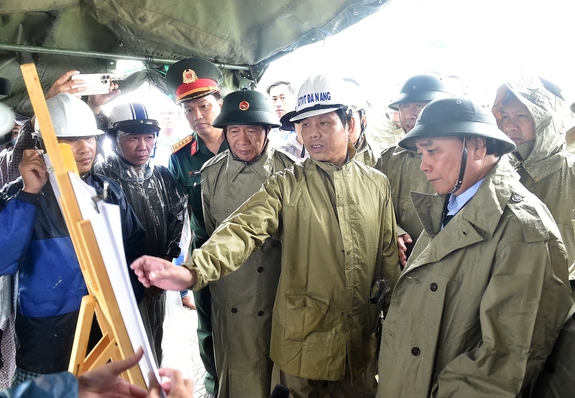 Chùm ảnh: Phó Thủ tướng Lê Văn Thành kiểm tra công tác khắc phục hậu quả mưa lũ tại miền Trung - Ảnh 22.