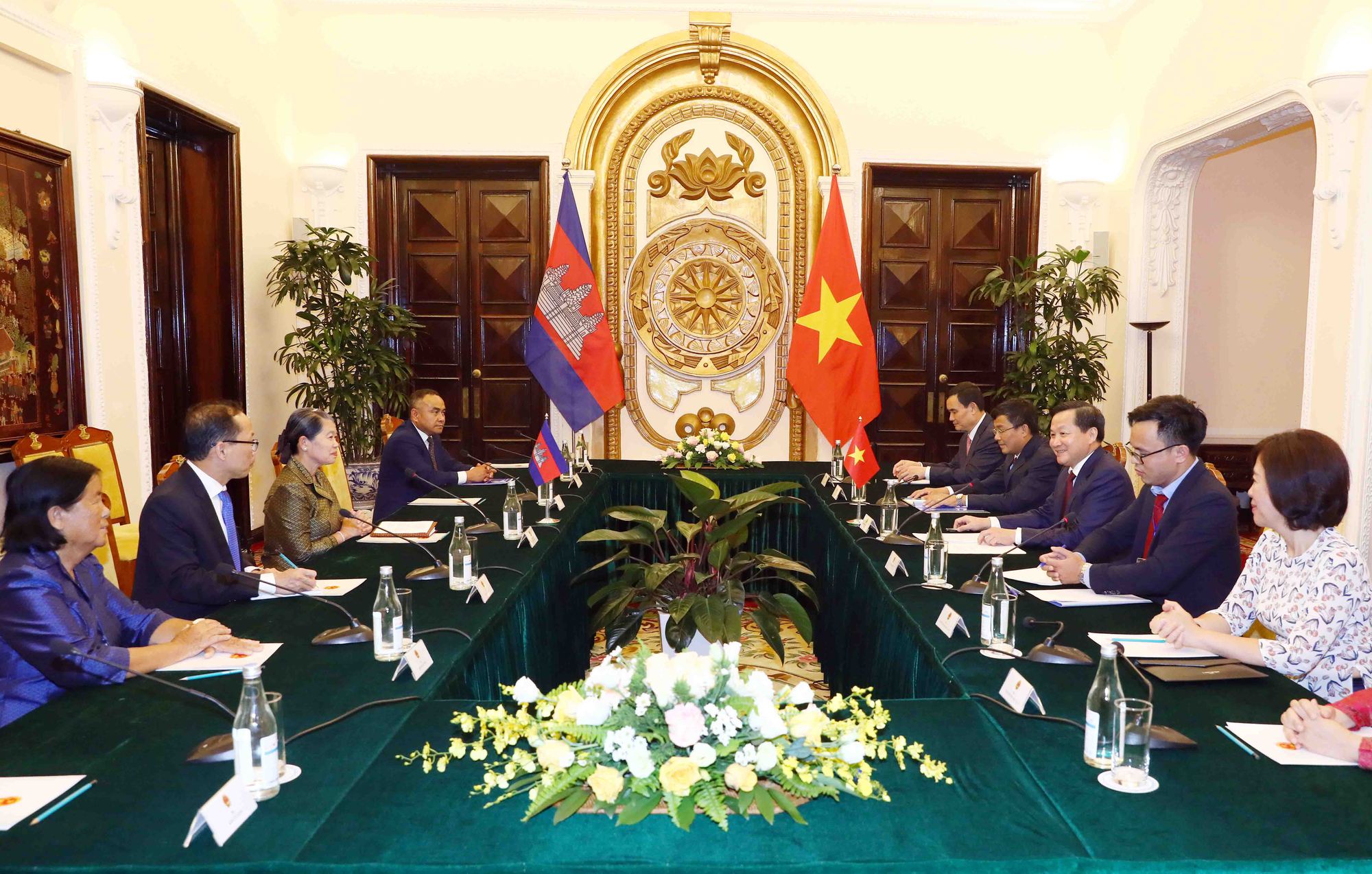Việt Nam-Campuchia: Đẩy mạnh kết nối kinh tế; tăng tần suất các chuyến bay thẳng, phát huy hiệu quả hệ thống cửa khẩu giữa 2 nước - Ảnh 2.
