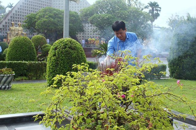 Bộ trưởng, Chủ nhiệm VPCP Trần Văn Sơn dâng hương tưởng niệm các Anh hùng Liệt sĩ tại Điện Biên - Ảnh 6.