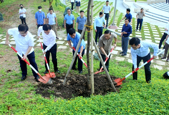 Bộ trưởng, Chủ nhiệm VPCP Trần Văn Sơn dâng hương tưởng niệm các Anh hùng Liệt sĩ tại Điện Biên - Ảnh 3.