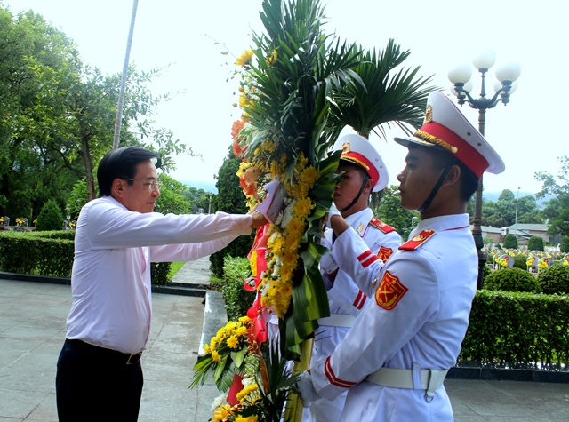 Bộ trưởng, Chủ nhiệm VPCP Trần Văn Sơn dâng hương tưởng niệm các Anh hùng Liệt sĩ tại Điện Biên - Ảnh 1.