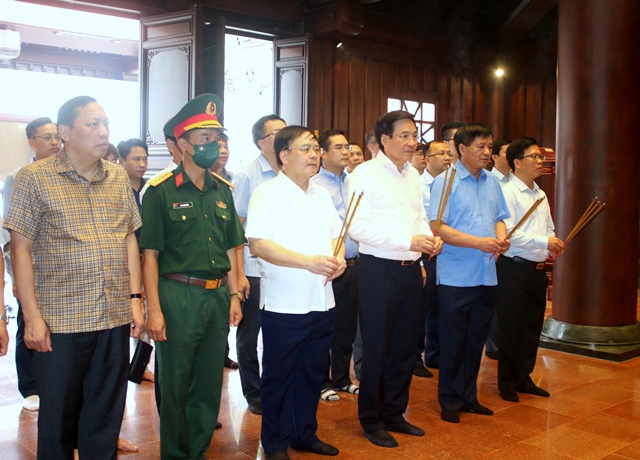 Bộ trưởng, Chủ nhiệm VPCP Trần Văn Sơn dâng hương tưởng niệm các Anh hùng Liệt sĩ tại Điện Biên - Ảnh 2.