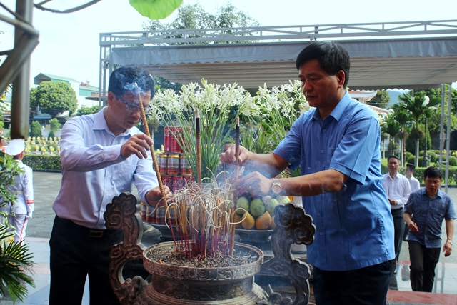 Bộ trưởng, Chủ nhiệm VPCP Trần Văn Sơn dâng hương tưởng niệm các Anh hùng Liệt sĩ tại Điện Biên - Ảnh 7.