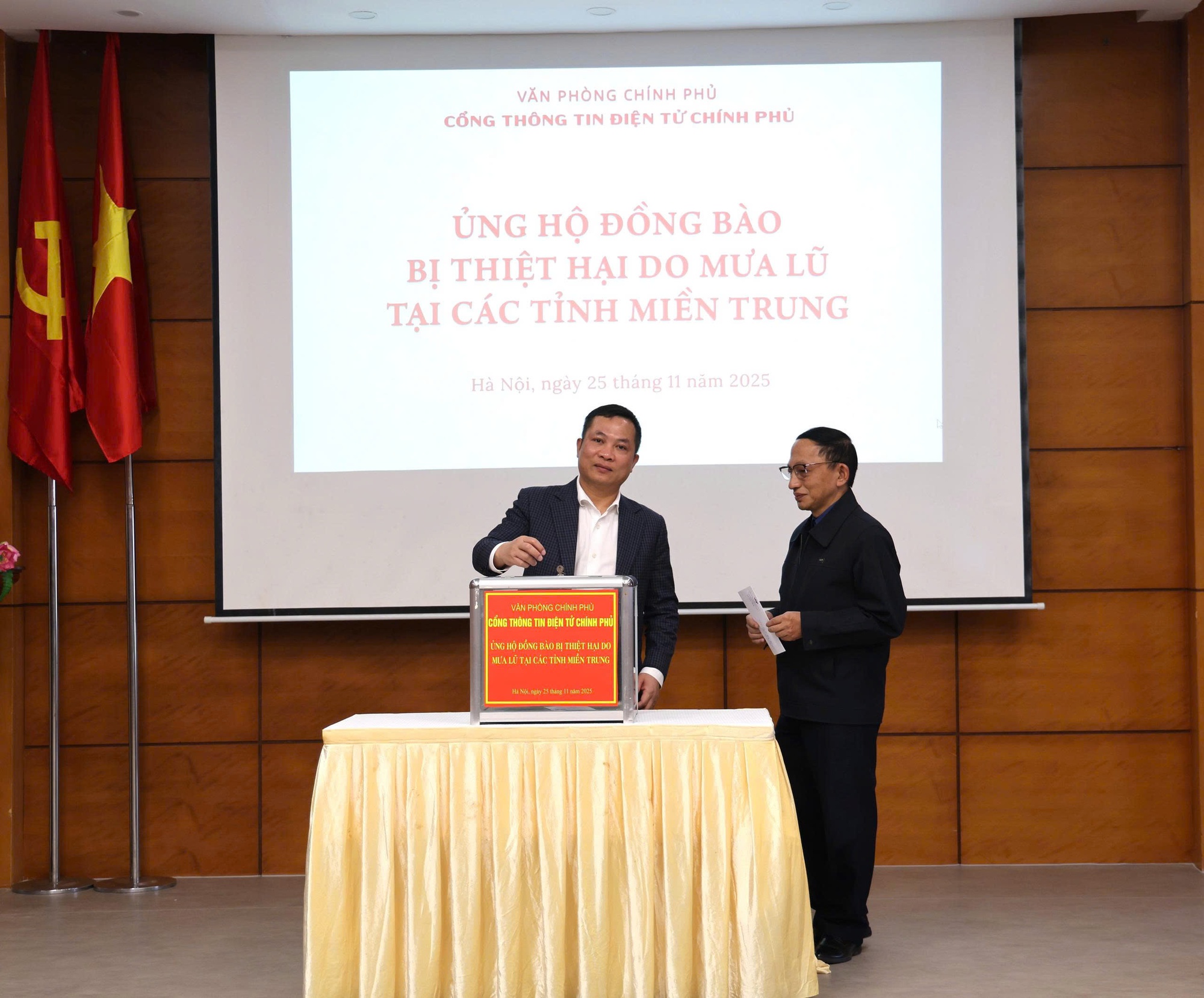 Cổng thông tin điện tử Chính phủ quyên góp, ủng hộ đồng bào lũ lụt miền Trung- Ảnh 1.