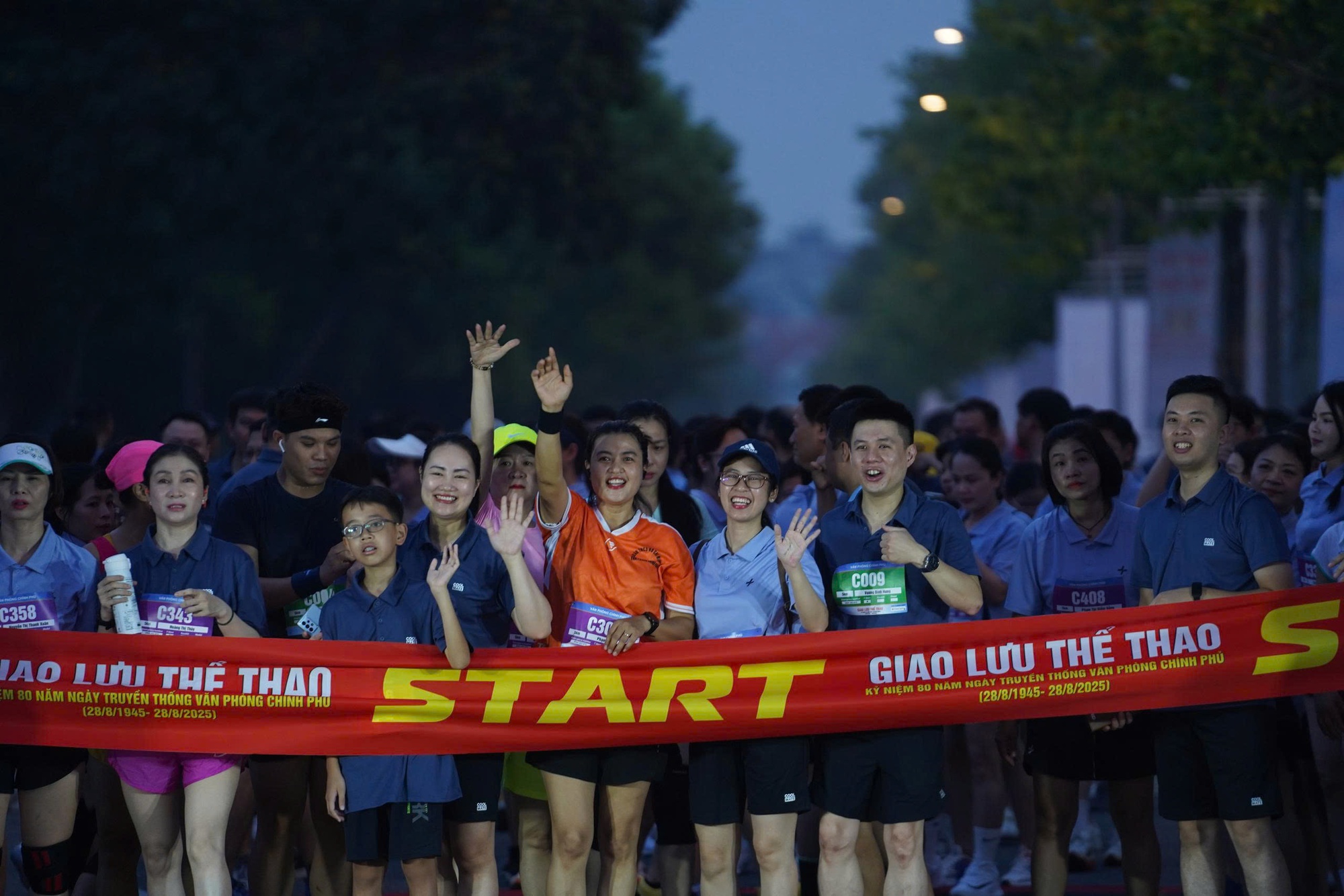Sôi nổi hoạt động giao lưu thể thao chào mừng 80 năm Văn phòng Chính phủ- Ảnh 5. Sôi nổi hoạt động giao lưu thể thao chào mừng 80 năm Văn phòng Chính phủ- Ảnh 5.