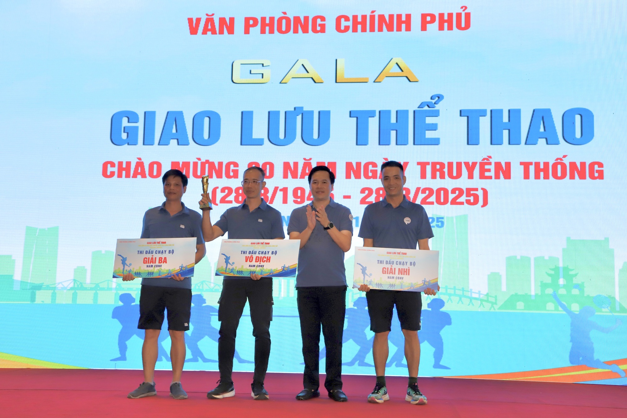 Sôi nổi hoạt động giao lưu thể thao chào mừng 80 năm Văn phòng Chính phủ- Ảnh 20. Sôi nổi hoạt động giao lưu thể thao chào mừng 80 năm Văn phòng Chính phủ- Ảnh 20.