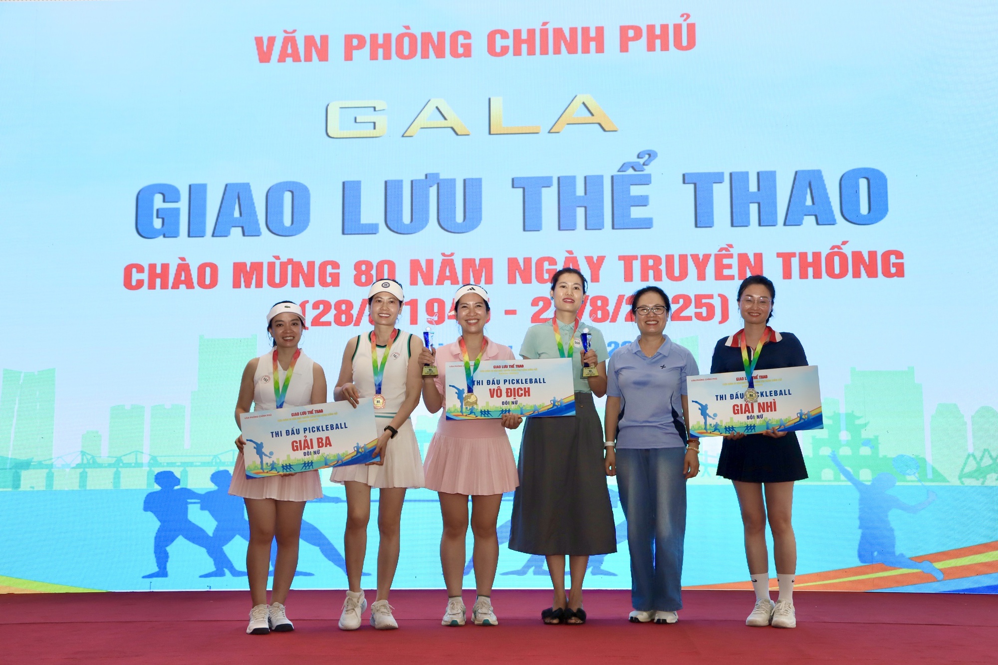 Sôi nổi hoạt động giao lưu thể thao chào mừng 80 năm Văn phòng Chính phủ- Ảnh 18. Sôi nổi hoạt động giao lưu thể thao chào mừng 80 năm Văn phòng Chính phủ- Ảnh 18.