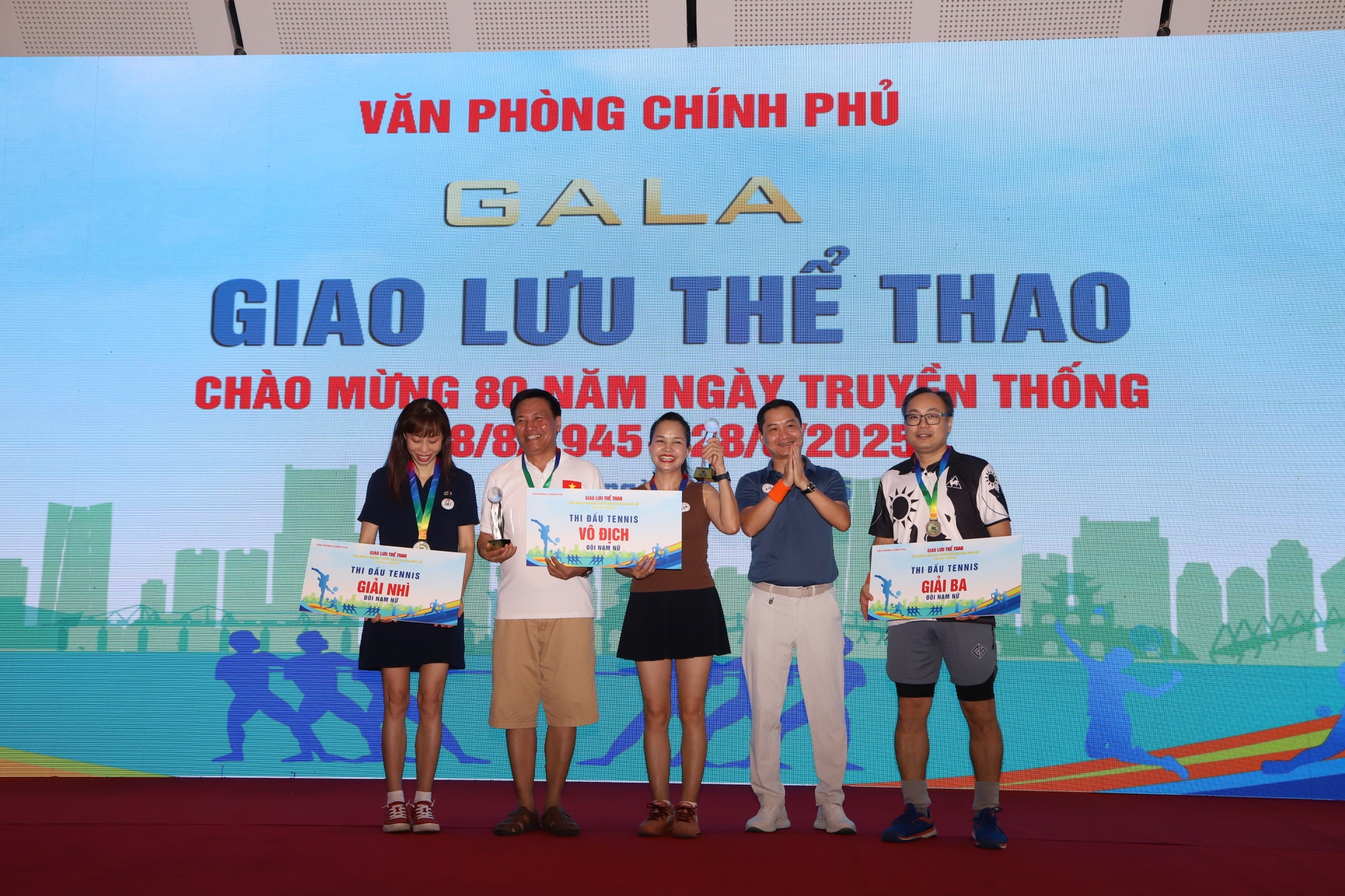 Sôi nổi hoạt động giao lưu thể thao chào mừng 80 năm Văn phòng Chính phủ- Ảnh 10. Sôi nổi hoạt động giao lưu thể thao chào mừng 80 năm Văn phòng Chính phủ- Ảnh 10.